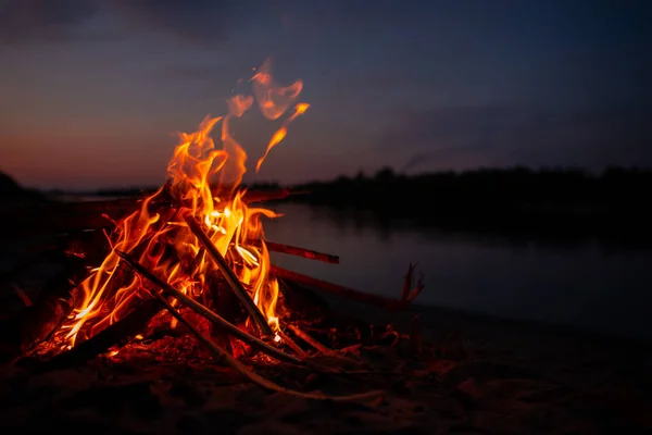 Lagerfeuer Ufer Des Flusses Bei Nacht Rote Flammen Von Brennenden — Stockfoto
