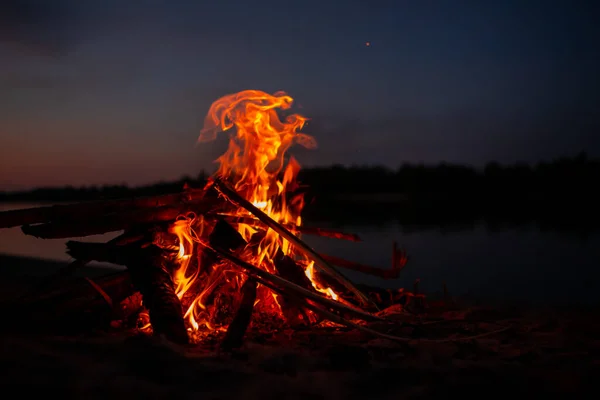 Bonfire River Bank Night Red Flames Burning Branches Firewood Reservoir — Stock Photo, Image