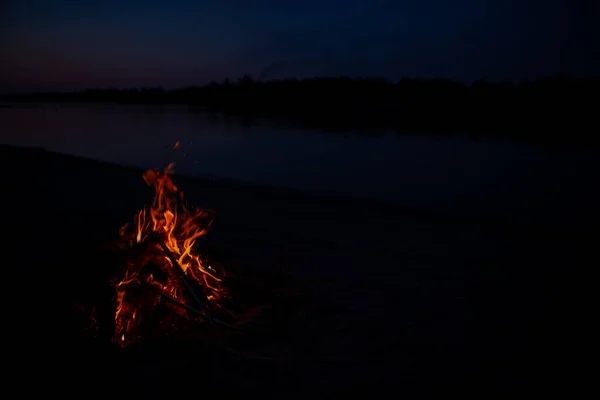 Lagerfeuer Ufer Des Flusses Bei Nacht Rote Flammen Von Brennenden — Stockfoto