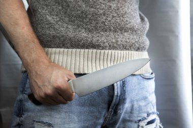 Şeytani bir adam elinde parlak çelik bir bıçak tutuyor, iş başında bir katil. Bir manyak bir kurbanı avlıyor..