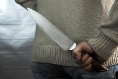 Kötü bir adam arkasında bir bıçak tutuyor, kurbanı bekliyor. Bir manyak ve silahlı bir tecavüzcü..