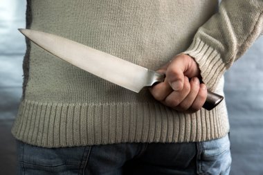 Kötü bir adam arkasında bir bıçak tutuyor, kurbanı bekliyor. Bir manyak ve silahlı bir tecavüzcü..