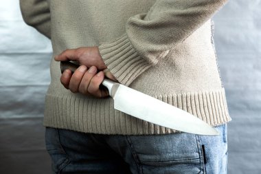 Kötü bir adam arkasında bir bıçak tutuyor, kurbanı bekliyor. Bir manyak ve silahlı bir tecavüzcü..