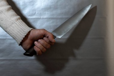 Şeytani bir adam elinde parlak çelik bir bıçak tutuyor, iş başında bir katil. Bir manyak bir kurbanı avlıyor..