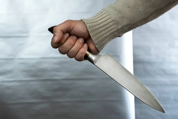 Şeytani bir adam elinde parlak çelik bir bıçak tutuyor, iş başında bir katil. Bir manyak bir kurbanı avlıyor..