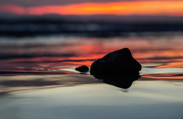 Красивые камни с живописным закатом — стоковое фото