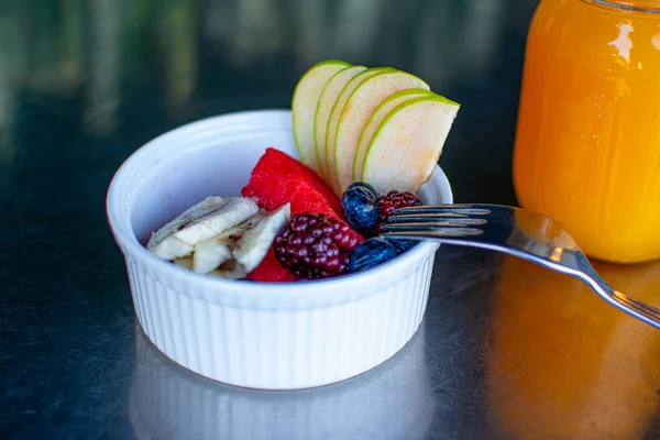 Délicieux fruits rouges au jus d'orange — Photo