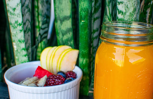 Portakal suyu ile lezzetli kırmızı meyveler — Stok fotoğraf