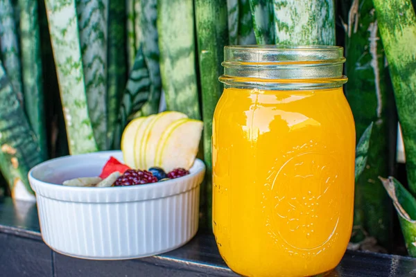 Köstliche rote Früchte mit Orangensaft — Stockfoto