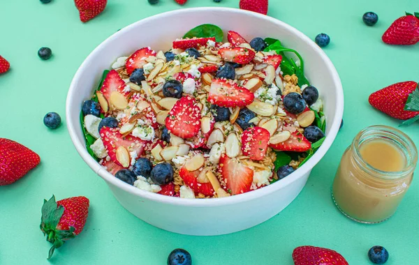 Gesundes Salatmuster mit Beeren . — Stockfoto