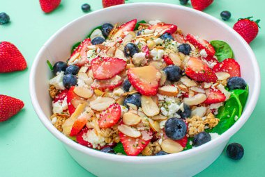 Özel salatalı sağlıklı meyve salatası.