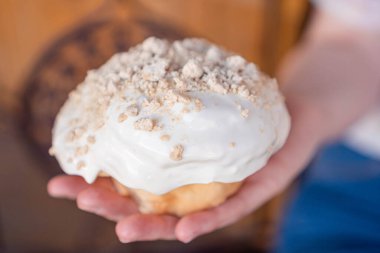Nefis taze pişmiş tarçınlı rulo üzerine beyaz jöle serpiştirilmiş tatlı bademler serpiştirilmiş..