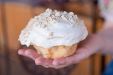 Nefis taze pişmiş tarçınlı rulo üzerine beyaz jöle serpiştirilmiş tatlı bademler serpiştirilmiş..