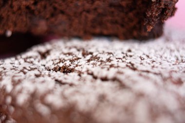 Nefis taze ev yapımı kekler üzerine sınıf şekeri serpiştirilmiş ve istiflenmiş..