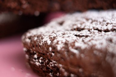 Nefis taze ev yapımı kekler üzerine sınıf şekeri serpiştirilmiş ve istiflenmiş..