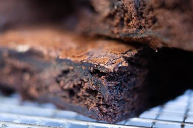 Enfes taze pişmiş ev yapımı çikolatalı, kabarık browniler istiflenmiş ve yakın plan..