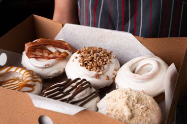 Pastırma, ceviz, fındık kremi, karamel ve badem ezmesi ile kaplanmış beyaz kaplamalı nefis tarçınlı rulo..