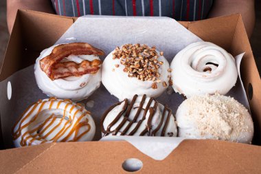 Pastırma, ceviz, fındık kremi, karamel ve badem ezmesi ile kaplanmış beyaz kaplamalı nefis tarçınlı rulo..