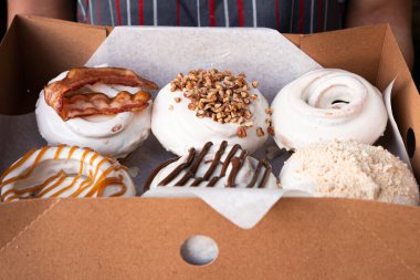 Pastırma, ceviz, fındık kremi, karamel ve badem ezmesi ile kaplanmış beyaz kaplamalı nefis tarçınlı rulo..