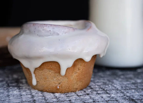 Heerlijke Kaneel Broodjes Met Witte Glazuur Top Suiker Eronder Met — Stockfoto