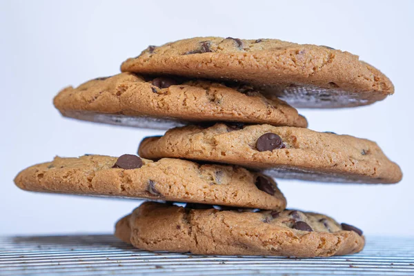 Heerlijke Vers Gebakken Chocolade Chip Koekjes Gestapeld Een Suikerbesprenkelde Tafel — Stockfoto