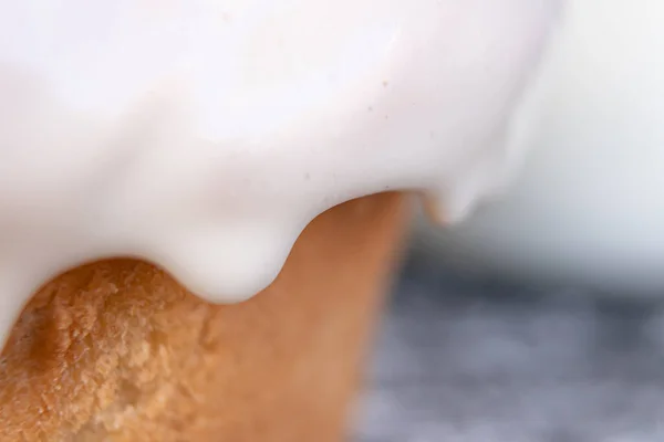 Delicious Freshly Baked Cinnamon Roll Covered White Frosting Piece Cinnamon — Stock Photo, Image