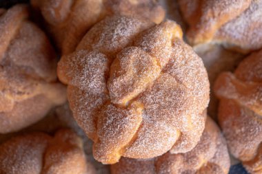 Portakallı ve şekerli geleneksel Meksika ekmeği. Siyah arka planlı Meksika usulü..