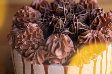 Çikolatalı kekle süslenmiş lezzetli çikolatalı kek ve üstünde krem şantili kek..