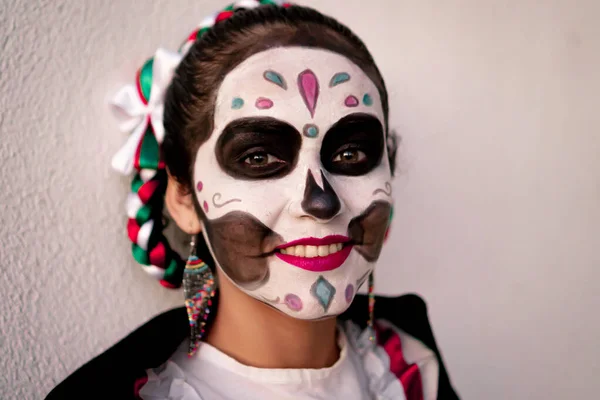 死んだ頭蓋骨の化粧のカラフルな伝統的な日と伝統的なメキシコのドレスを持つ若いメキシコ人女性 — ストック写真
