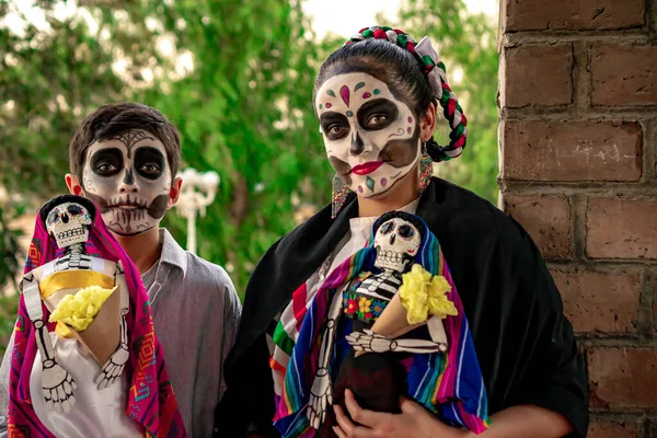 Dos Adolescentes Usando Maquillaje Tradicional Del Día Los Muertos Sosteniendo —  Fotos de Stock