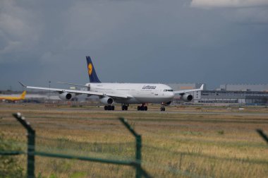 Havaalanı veya yakınında uçak.