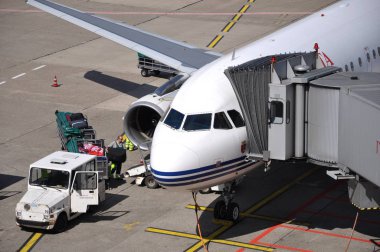 Havaalanı veya yakınında uçak.