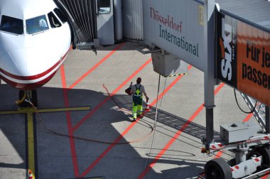 Havaalanı veya yakınında uçak.