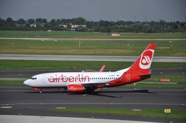 Havaalanı veya yakınında uçak.