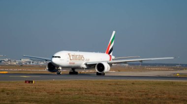 Havaalanı veya yakınında uçak.