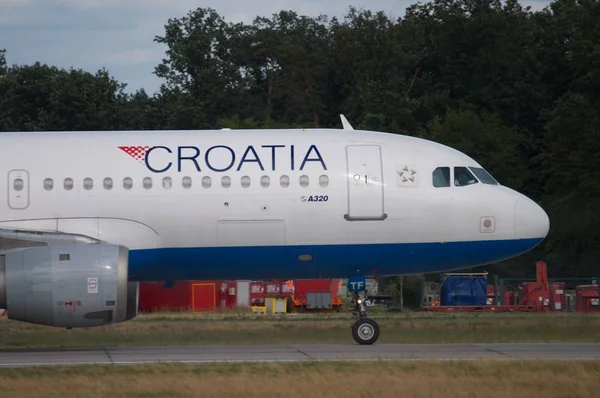 Havaalanı veya yakınında uçak.