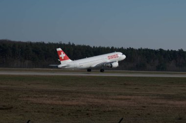 Havaalanı veya yakınında uçak.