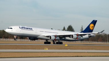 Havaalanı veya yakınında uçak.