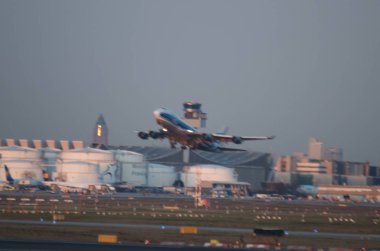 Havaalanı veya yakınında uçak.