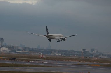 Havaalanı veya yakınında uçak.