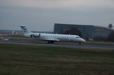 Havaalanı veya yakınında uçak.