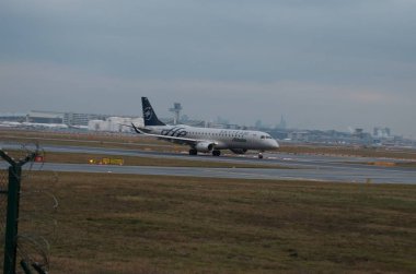 Havaalanı veya yakınında uçak.