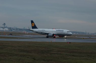 Havaalanı veya yakınında uçak.