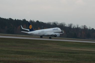 Havaalanı veya yakınında uçak.