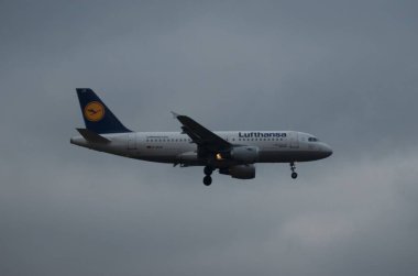 Havaalanı veya yakınında uçak.