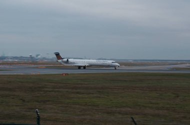 Havaalanı veya yakınında uçak.