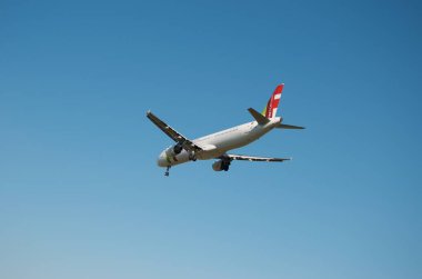 Havaalanı veya yakınında uçak.