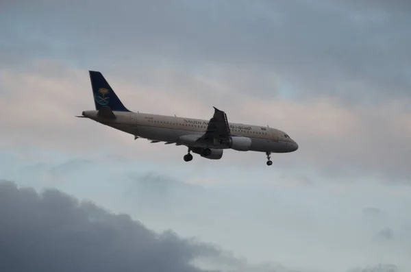 Flugzeug Oder Der Nähe Des Flughafens — Stockfoto