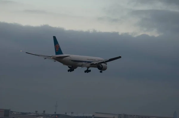 空港またはその近くの飛行機 — ストック写真