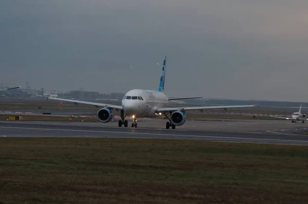 Plane Eller Nära Flygplatsen — Stockfoto